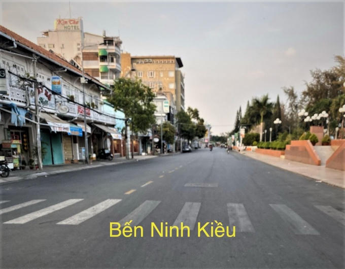 Bến Ninh Kiều trong sáng nay 1/4 lác đác người qua lại. Tuyến đường này vào ngày thường vào giờ tan tầm là nơi tập trung đông người.