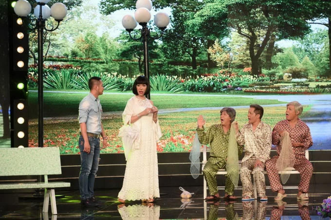 Ba ông già trong công viên choáng váng trước vẻ đẹp của Cindy - Long Nhật.