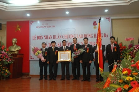 Trang trí quá sặc sỡ, Hà Nội mất điểm trong mắt người dân