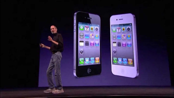 iPhone 4 ra mắt lần đầu năm 2010 và là mẫu điện thoại được thiết kế lại với những thay đổi quan trọng đầu tiên.  Chính những cách tân đột phá đã dẫn tới sự cố Antennagate còn bị gọi là "cái khe chết tiệt". Thiết kế của vỏ máy đã gây ra tình trạng rớt cuộc gọi, do đó buộc Apple phải cung cấp các dải anten miễn phí để giảm nhẹ trục trặc này.