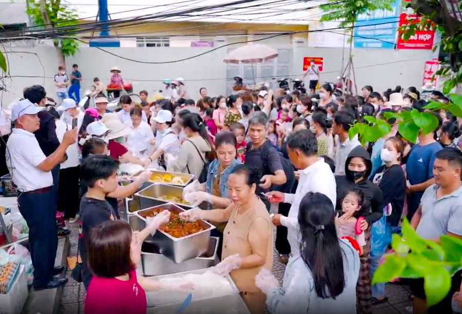Sự kiện trao 10.000 xuất ăn được thực hiện cùng lúc tại 40 tỉnh thành trên khắp cả nước.