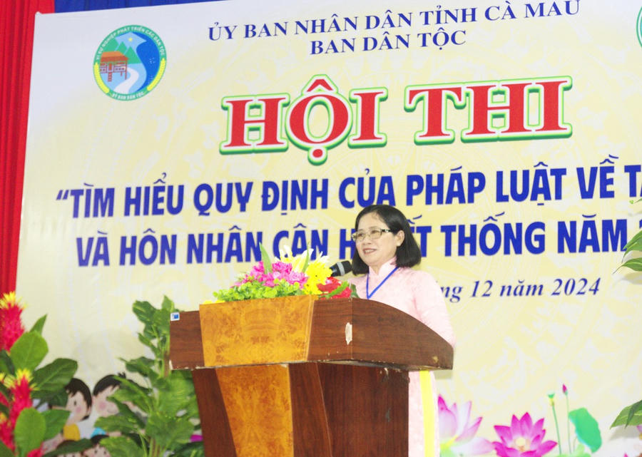 Bà Quách Kiều Mai - Phó trưởng Ban Dân tộc tỉnh Cà Mau (Trưởng Ban giám khảo) phát biểu bế mạc Hội thi.