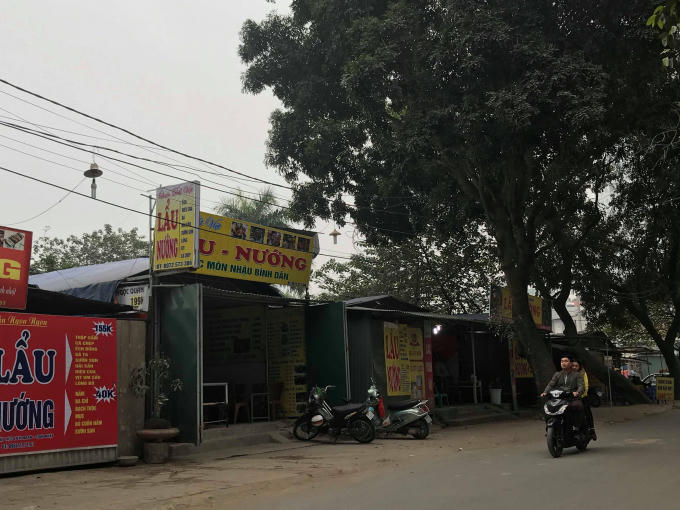 Xung quanh đó nhiều hàng quán cũng được quây tôn biến thành hàng ăn