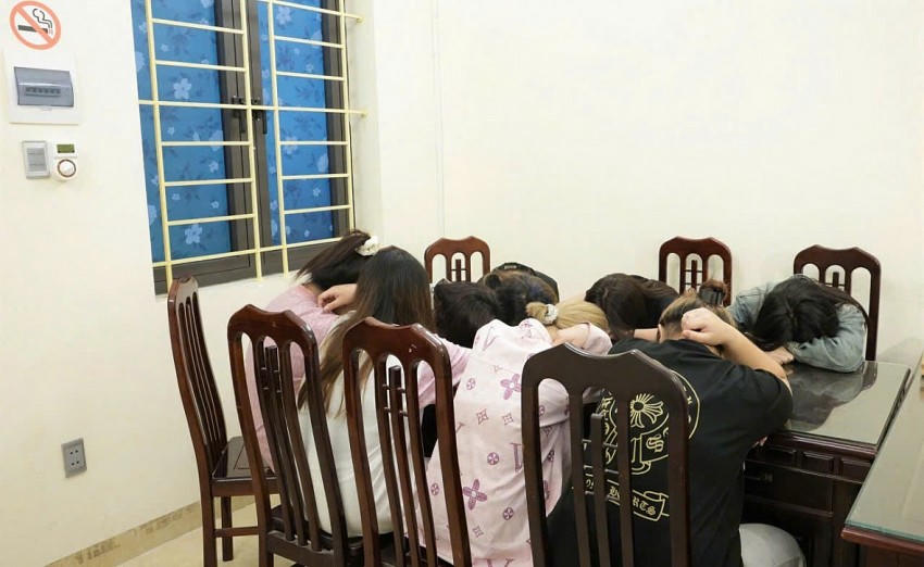 Các nữ nhân viên do Hùng, Hoàng quản lý.