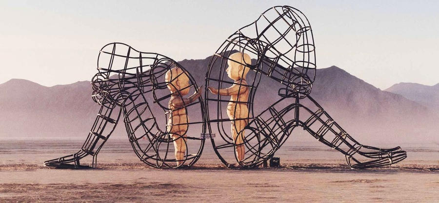 Những nứt vỡ trong cuộc sống của cha mẹ vô thức được “di truyền” cho thế hệ sau qua cuộc sống hàng ngày.