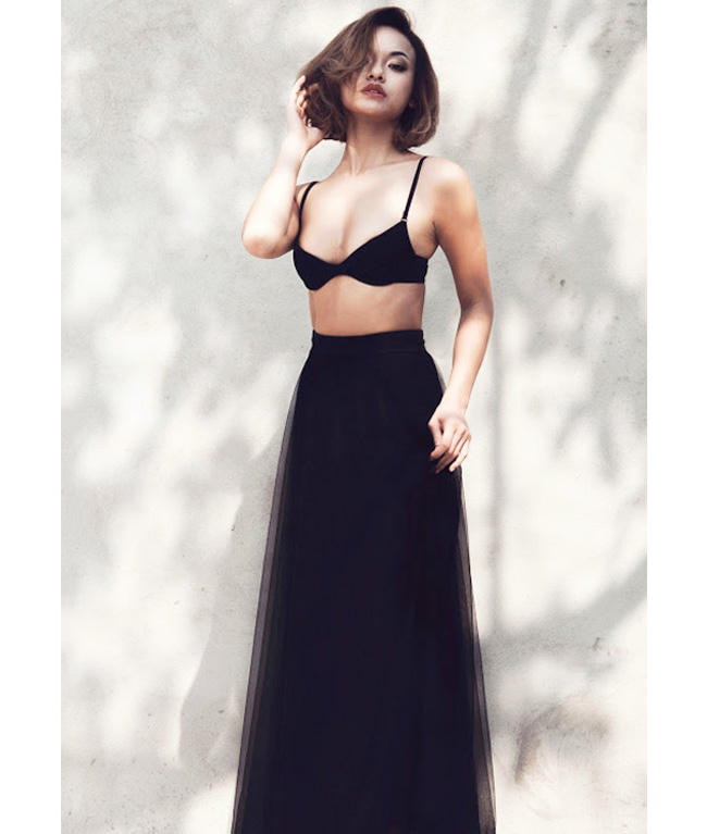 Lần khác cô nàng kết hợp chân váy cùng nội y bạo dạn khi ra phố.