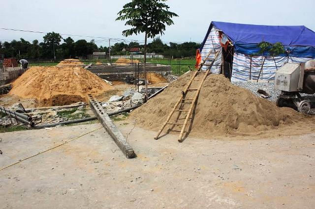 Khu vực thi công và cây cột điện đè trúng chân cháu Sang (xã Thạch Bằng, huyện Lộc Hà, Hà Tĩnh)