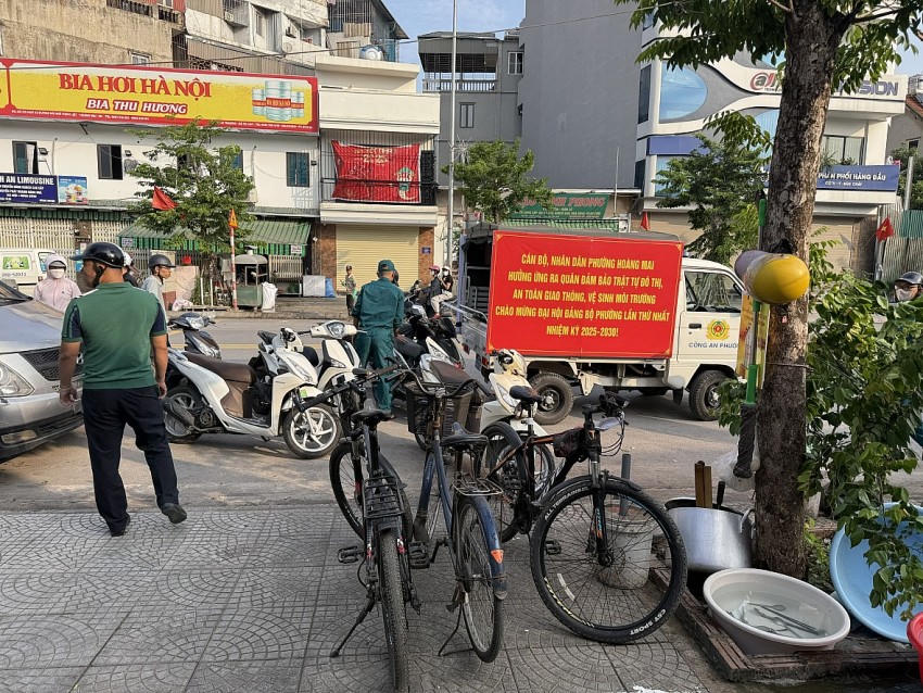 Ô tô, xe máy đỗ tràn lan trên vỉa hè.