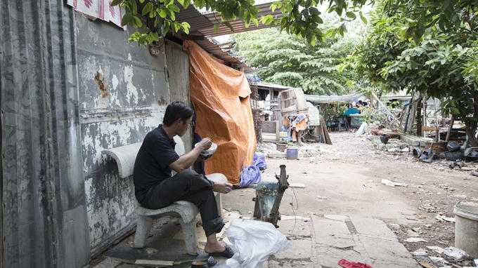 Anh Nguyễn Tấn Kiên, gia đình đã 3 đời ở khu vực này, cho biết hồi nhỏ nước ở đây trong vắt, không một vết bùn, trẻ con bơi đầy kênh. "Giờ thì ngồi ăn cơm còn không chịu nổi, chỉ muốn ăn cho thật nhanh".
