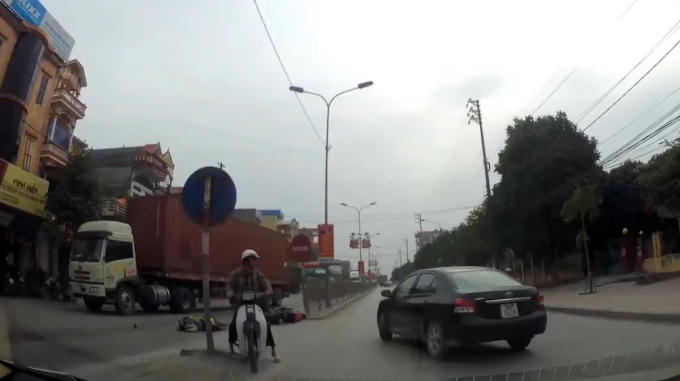 Hai vợ chồng điều khiển xe máy tử vong tại chỗ.