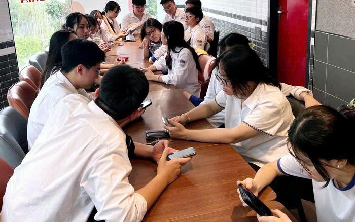 Hà Nội yêu cầu siết chặt việc học sinh sử dụng điện thoại trong trường học (Ảnh minh họa).