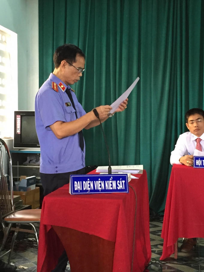Kiểm sát viên công bố bản cáo trạng. Ảnh: Ngọc Trìu
