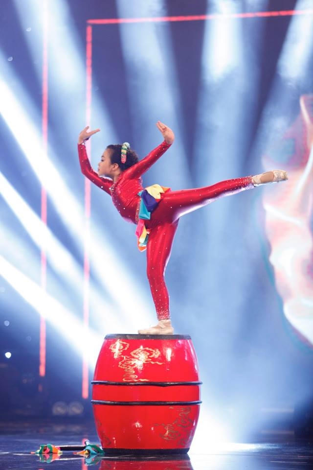 Hà My thể hiện phần thi nhảy trong Đêm Bán kết 2.