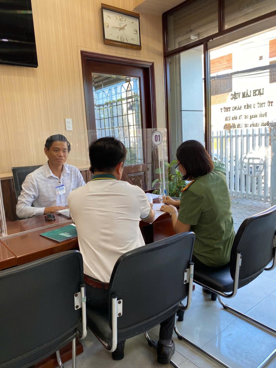 Công chứng viên công chứng giao dịch