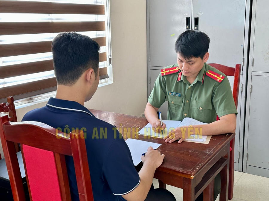 Cơ quan công an làm việc với đối tượng bị khởi tố về tội tổ chức đánh bạc và đánh bạc trên mạng Internet. (Ảnh: Công an tỉnh Hưng Yên)