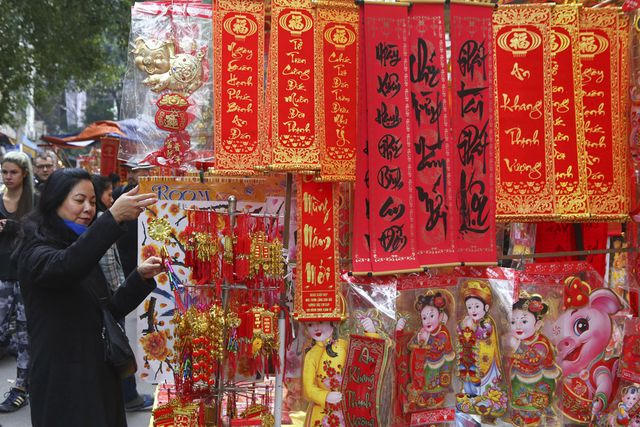 Câu đối đỏ rực cho ngày Tết.