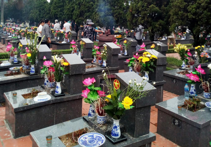 Mỗi lần Mẹ tôi vào nghĩa trang không khỏi bùi ngùi xúc động thương cho Cậu và thương cho sự an nghỉ của hàng ngàn anh hùng dân tộc đã hy sinh cả tuổi trẻ để bảo vệ Tổ Quốc.