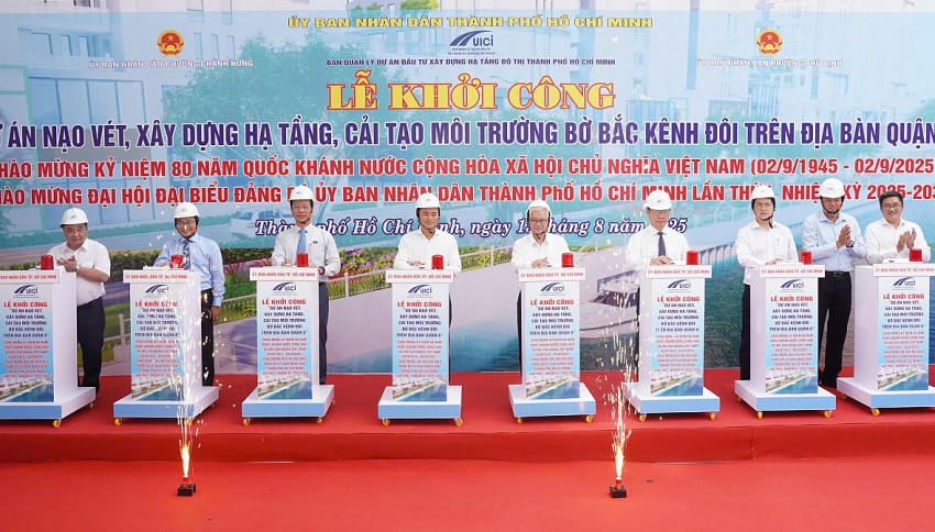 Các đại biểu thực hiện nghi thức khởi công dự án cải tạo Bờ Bắc Kênh Đôi.