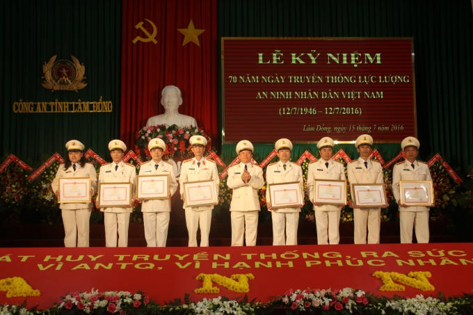 Thiếu tướng Bùi Văn Sơn trao tặng bằng khen cho các cá nhân và tập thể có thành tích xuất sắc trong phong trào bảo vệ an ninh quốc gia.