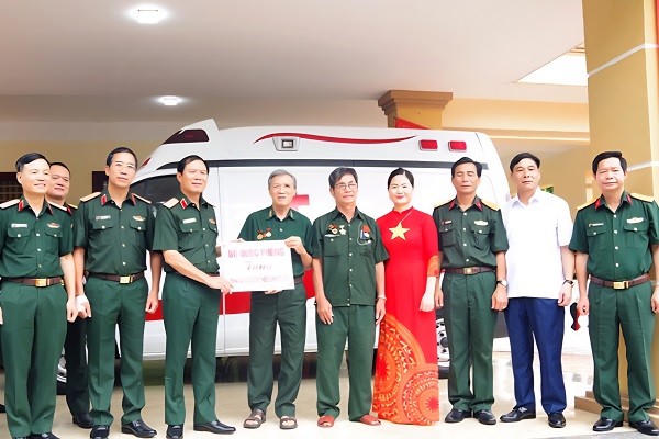 Đại tướng Nguyễn Tân Cương trao tặng xe cứu thương cho Trung tâm Điều dưỡng thương binh Duy Tiên.