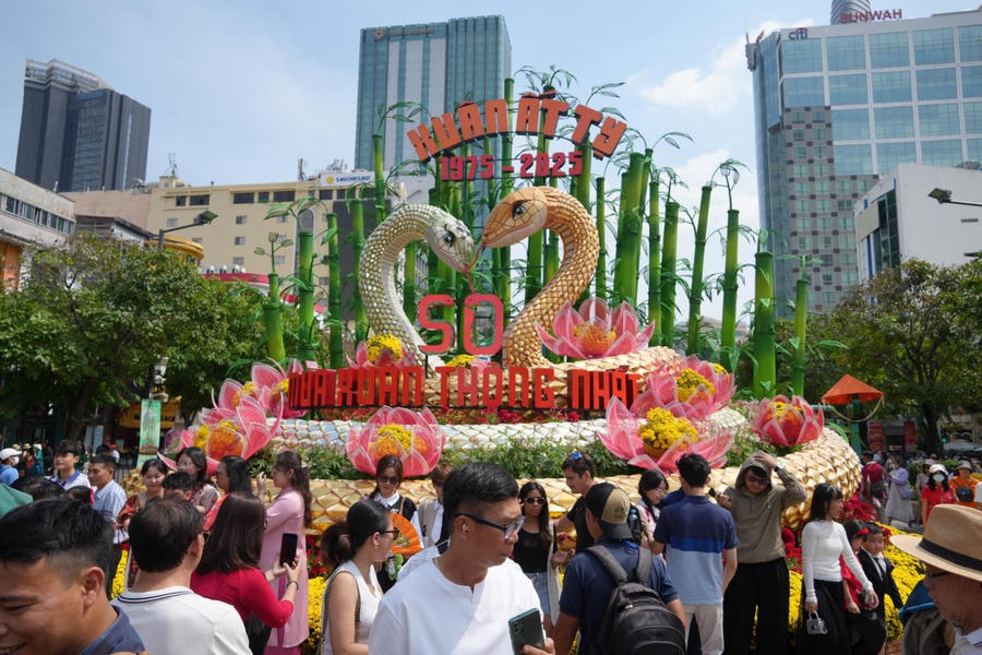 Cổng chào nổi bật với đôi linh vật Kim Tỵ - Ngân Tỵ.