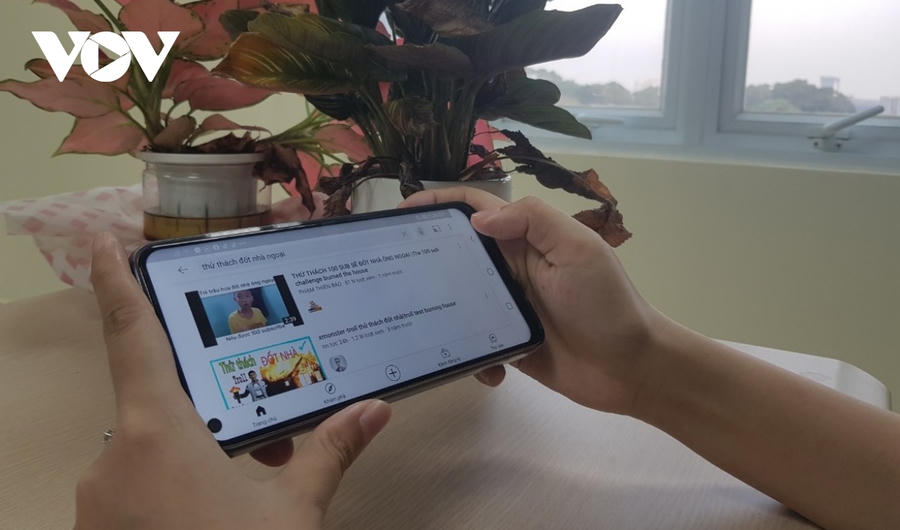 Thử thách đốt nhà của một kênh Youtube gây tranh cãi dư luận.