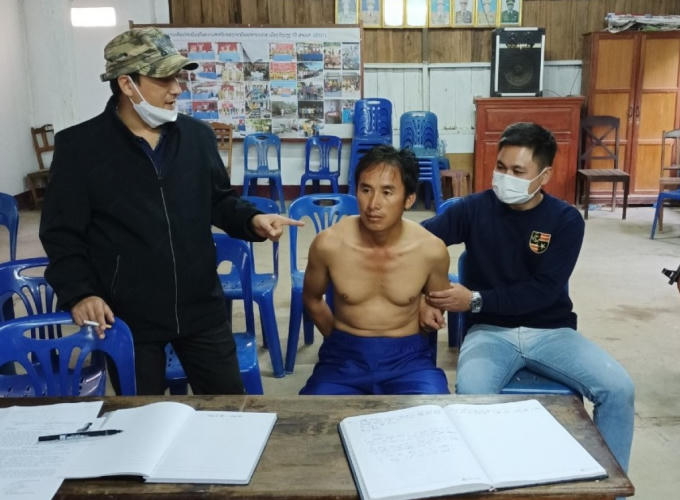 Đối tượng Sùng A Dua (giữa), bị lực lượng chức năng bắt giữ.