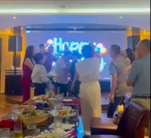 Hình ảnh buổi sinh nhật trên du thuyền hạng sang Luna Hạ Long Cruise. Ảnh: Cắt từ clip.