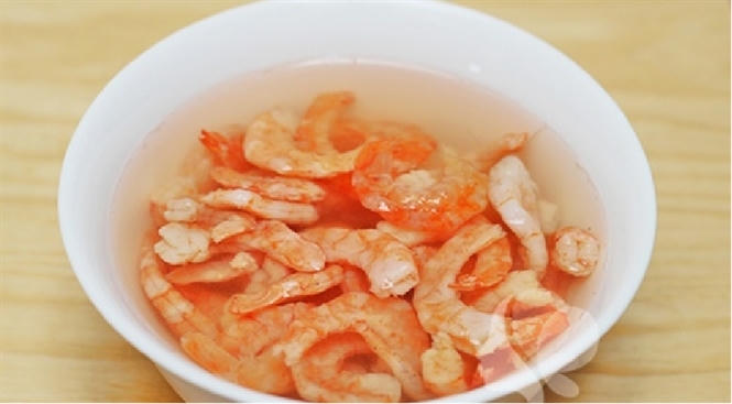 Ngâm với nước, nếu tôm thật sau một thời gian sẽ trương nở, còn tôm giả thì không nở mà giữ nguyên hình như cũ.