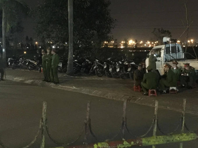 Ban tổ chức tiến hành phát ấn đền Trần vào 5h sáng ngày 11/2