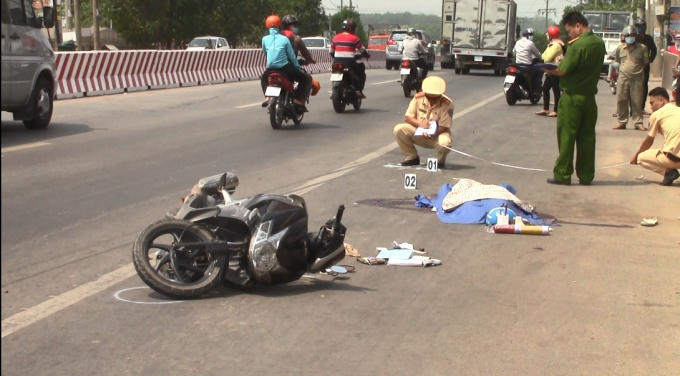 Lực lượng chức năng khám nghiệm hiện trường (Ảnh: Hà Bắc)