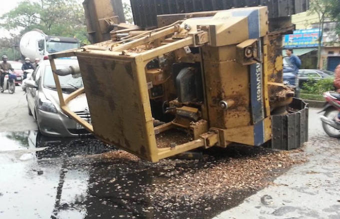 Nghệ An: Xe c&aacute;n bộ kiểm l&acirc;m bị m&aacute;y x&uacute;c đ&egrave; bẹp d&uacute;m