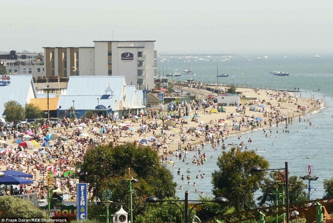 Những ngày nằng nóng, khu vực bãi biển luôn chật kín người. (Ảnh: Daily Mail)