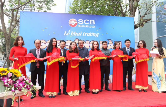 Các đại biểu cắt băng khánh thành