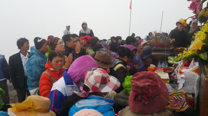 Bất chấp dưới nhiệt độ xuống thấp, h&agrave;ng ngh&igrave;n người vẫn chắp tay cầu &nbsp;may.&nbsp;