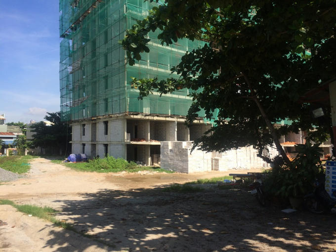 Dự án nằm khu đất vàng với 3 block, nhà 12 mới chỉ xong phần thô của một block nằm góc đường Vũ Văn Dũng - Ngô Quyền.