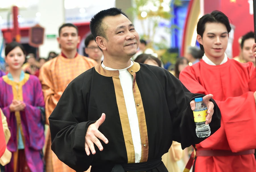 NSND Tự Long tại buổi Triển lãm. Ảnh: BHD