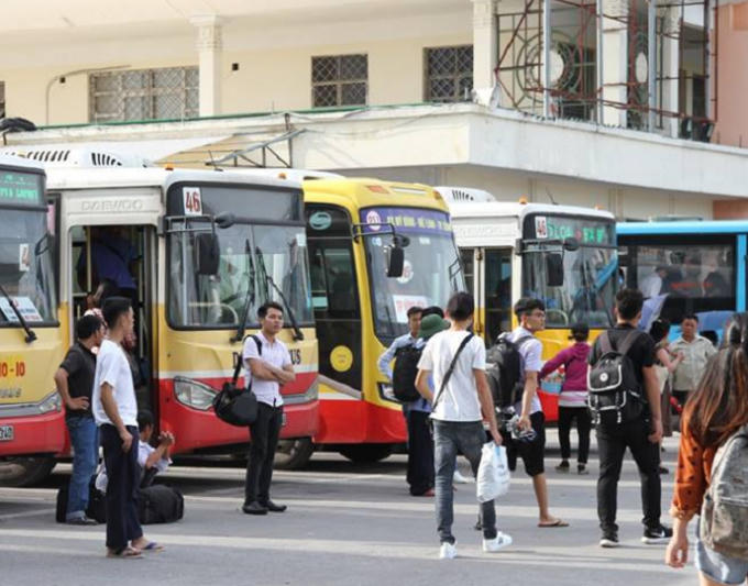 Người dân chờ xe khách tại bến xe Mỹ Đình.