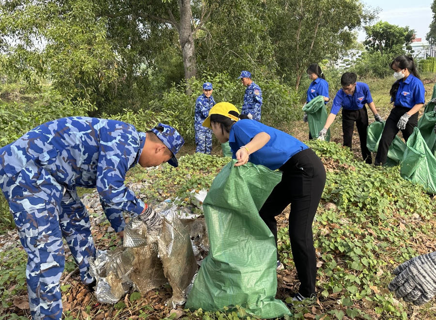 Cán bộ, chiến sĩ Bộ Tư lệnh Vùng Cảnh sát biển 3 cùng với đoàn viên thanh niên tham gia vệ sinh môi trường.