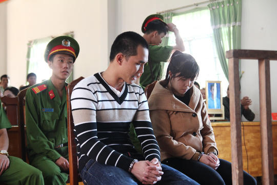 Bị cáo Đức và Hương trong phiên tòa ngày 24/5/2017.
