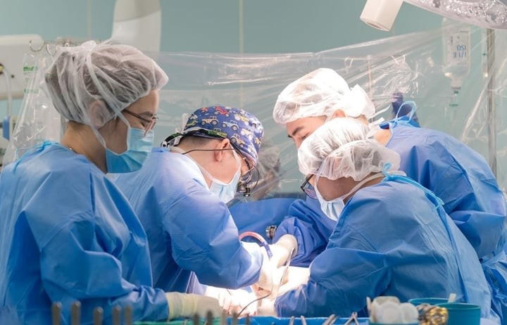 Các bác sĩ thực hiện ca ghép gan cho bệnh nhi (Ảnh: BVCC).