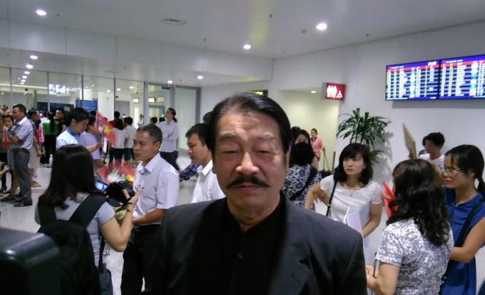 Ông Nguyễn Hồng Minh - nguyên Vụ trưởng Vụ thành tích cao của Tổng cục TDTT có mặt ở sân bay để đón Xuân Vinh