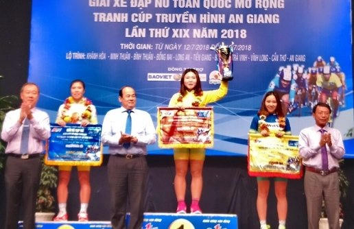 VĐV Nguyễn Thị Thu Mai đạt áo vàng chung cuộc, hạng nhì Nguyễn Thị Thi và hạng ba Trần Thị Tuyết Nương. (Ảnh: H. Vân).