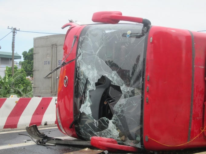 Kính trước và bên hông của xe bị vỡ nát.