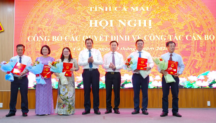Ông Lâm Văn Bi - Phó Chủ tịch UBND tỉnh và ông Huỳnh Hữu Trí - Phó Chủ tịch UBND tỉnh (thứ 3 từ phải sang), trao Quyết định cho các Phó Giám đốc Sở Nội vụ.