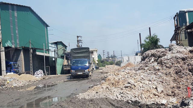 Bên trong cụm công nghiệp Phú Lâm toàn là rác thải, giấy và đường lầy lội.