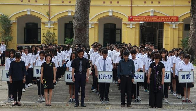 Thầy trò trường THPT Chu Văn An mặc niệm cố Chủ tịch nước Trần Đại Quang.