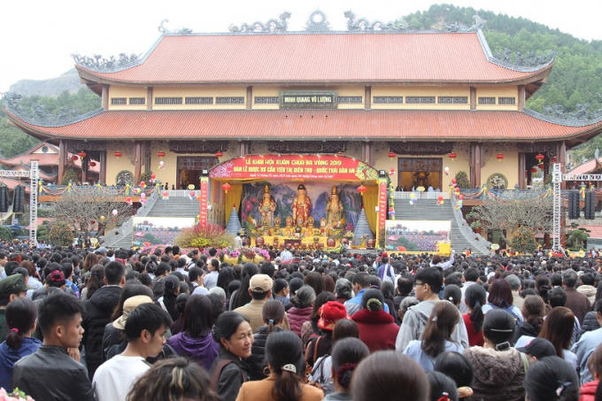 Biển người đi lễ đầu năm tại chùa Ba Vàng. (Quảng Ninh).