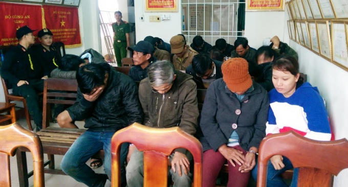 Các đối tượng tham gia đánh bạc bị bắt giữ.