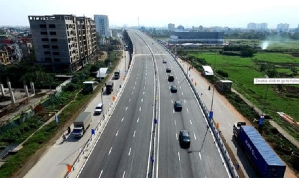 Sau đó một ngày, cầu vượt nút giao trung tâm quận Long Biên cũng được thông xe, kết nối quốc lộ 5 qua đường Nguyễn Văn Linh sang sân bay Nội Bài. Cầu dài trên 800m, có 16 nhịp, bao gồm một cầu chính có hệ thống dầm hộp thép bản liên hợp bê tông, 5 nhịp liên tục. Cầu rộng 26m đủ 6 làn xe chạy với vận tốc thiết kế 80km/h. Đây là cây cầu dầm hộp thép liên hợp bê tông và được liên kết với mối hàn quy mô lớn nhất Việt Nam. Ảnh: Giang Huy